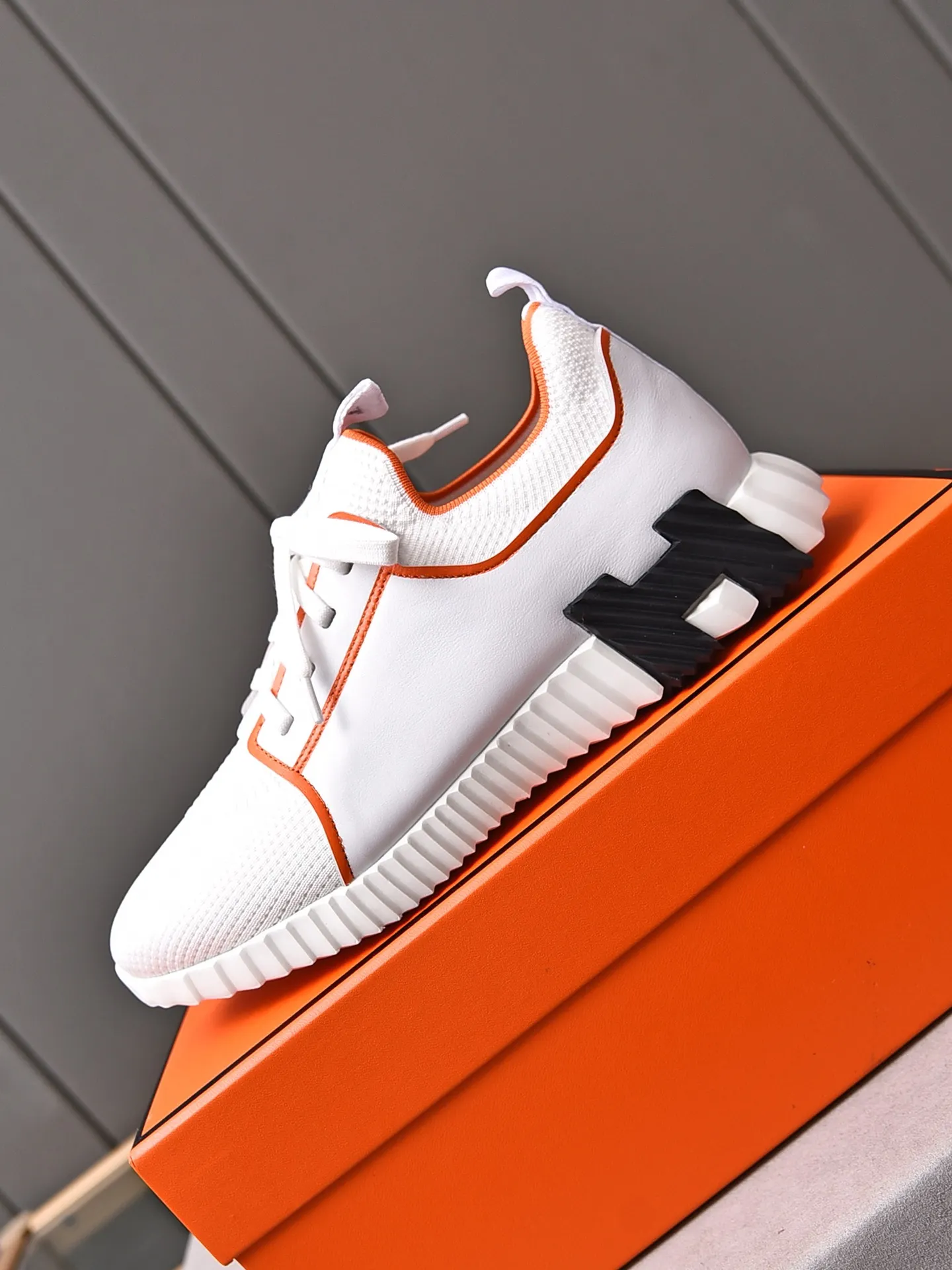 Factory price PP600 [Hermes] fe new arrival~ New Bouncing sneakers are the most comfortable shoes from Hermès, no one else⃣️. They are very light on the feet and look great. You won’t feel tired even when you go shopping and running around. 👍 Very light and comfortable, very light, suitable for both sports and leisure, and feel great when you step on them! It’s up to you to choose, there’s always what you want~ ✔️Fabric: Imported first-layer cowhide + high-elastic fly weave ✔️Inner lining: Imported water-dyed cow lining ✔️Outsole: Seamless combination of IP+TPU (multi-color letters) German technology irradiation machine ✔️Code number: Male 38-44 (45 customized)
